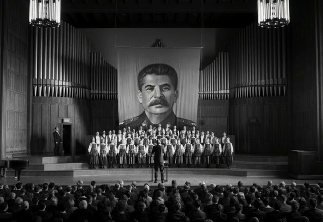 Spettacolo della compagnia di propaganda stalinista