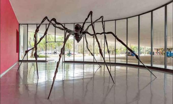 skulptur av aranha av Louise Bourgeois