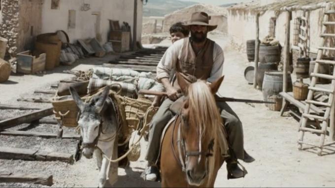 Кадър от филма, в който героите му се появяват на кон