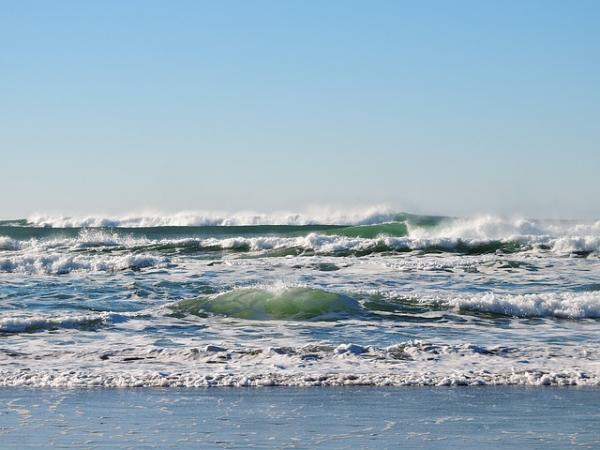 Por que existem ondas no mar