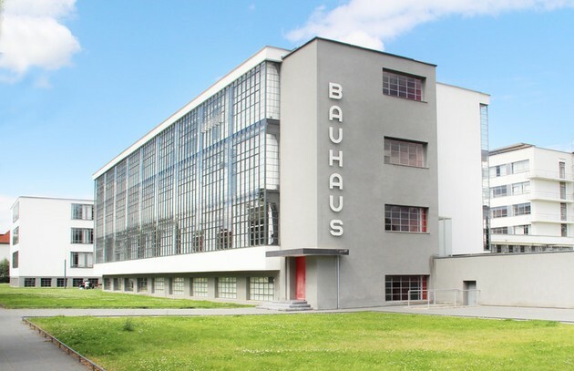 Fațada Școlii Bauhaus.