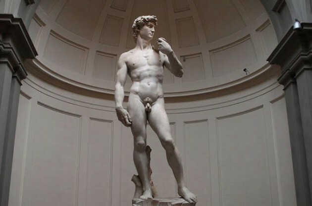 Davi, de Michelangelo, este o sculptură a unei case de proporții mari