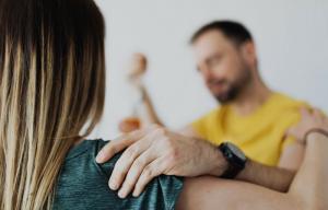 घरेलू हिंसा क्यों होती है? इसके बारे में 3 सिद्धांत