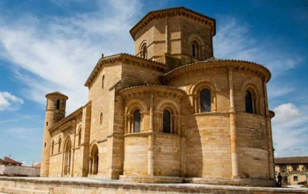 स्पेन में रोमनस्क्यू कला का काम करता है - सैन मार्टिन डे टूर्स का चर्च