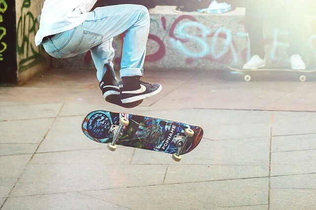 giovane che usa uno skateboard