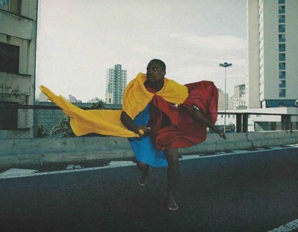 Parangolé, obra de Hélio Oiticica, exibe homem negro dançando com tecidos coloridos