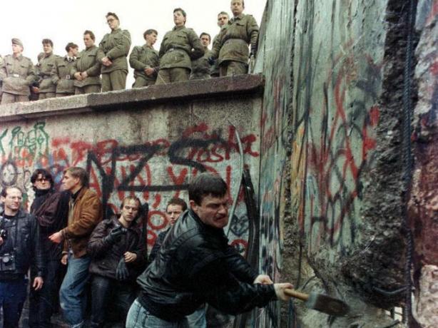 En população destruindo o Muro de Berlim, 1989.