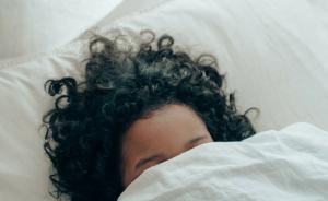 Лошо ли е да спите с отворена уста?