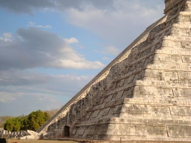 Vliv rovnodennosti v El Castillo v Chichén Itzá.