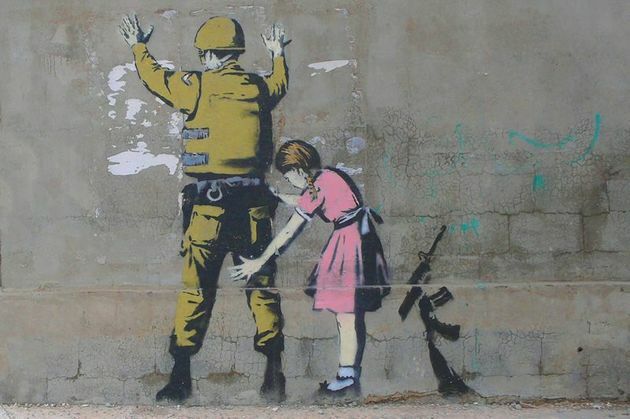Arte Feita de Banksy em uma parede de Gaza.