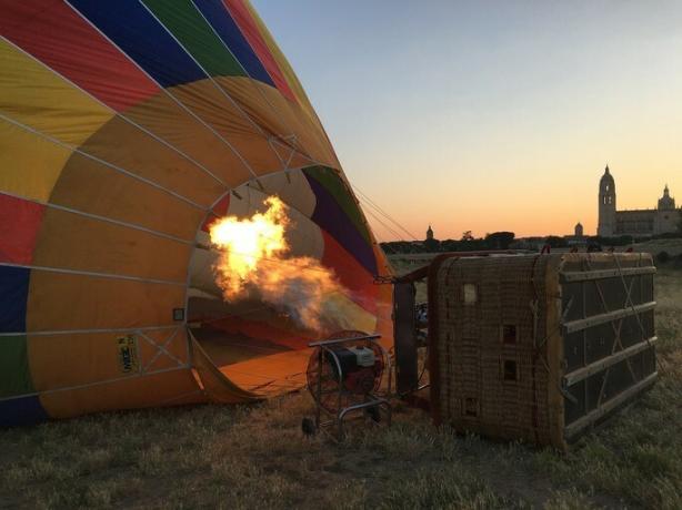 балон с конвекция с горещ въздух, загряващ въздуха става по-плътен и плава