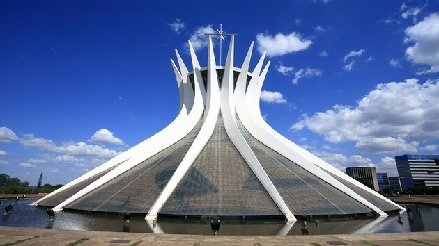 Vue extérieure de la cathédrale de Brasilia.