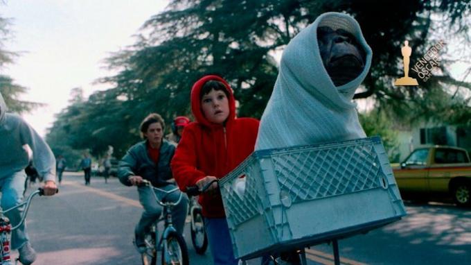 Večerja E.T prikazuje tujca v kolesu s košaro, vpisanega v pano