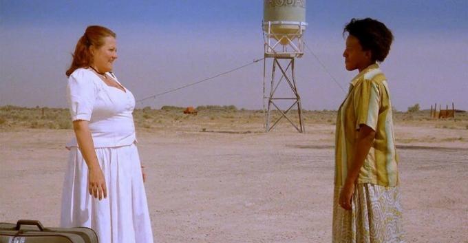BaghdadCaféのフィルムディナーは砂漠の風景の中で2人の女性を展示しています
