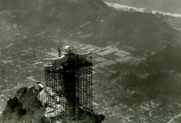 Feito registration during the construction of Christ the Redeemer.
