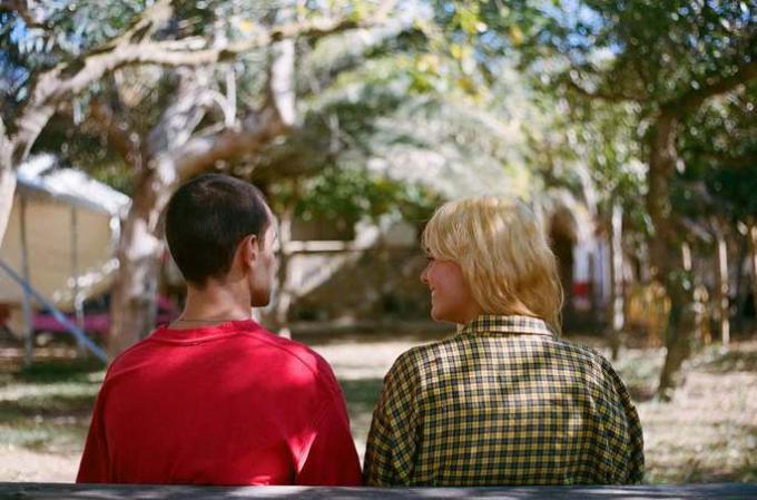 Frame dal film in cui Otto e il suo amico appaiono seduti su una panchina