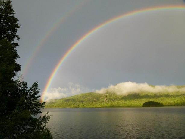 Doppio arcobaleno su un lago